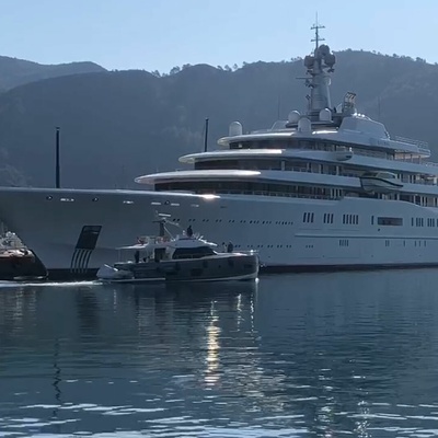 Gözlerin çevrildiği yata yaklaşan teknelere sirenli uyarı