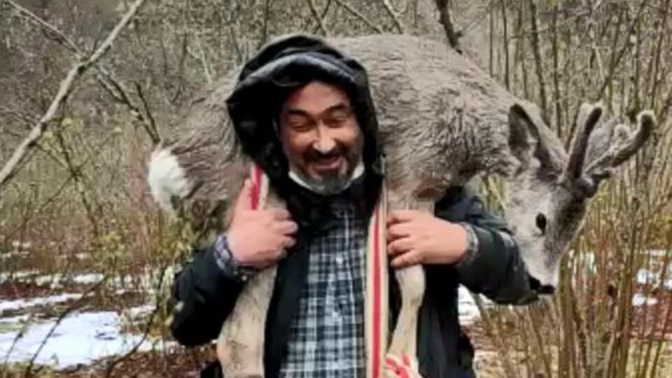 Irmağa düşen yaralı karacayı omzunda taşıdı