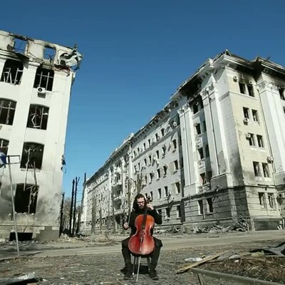 Harabeye dönen şehrin ortasında çello ile yardım istedi