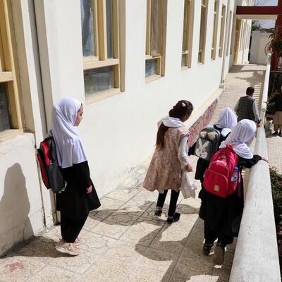 Afganistan'da kız öğrenciler gözyaşlarıyla eve döndü