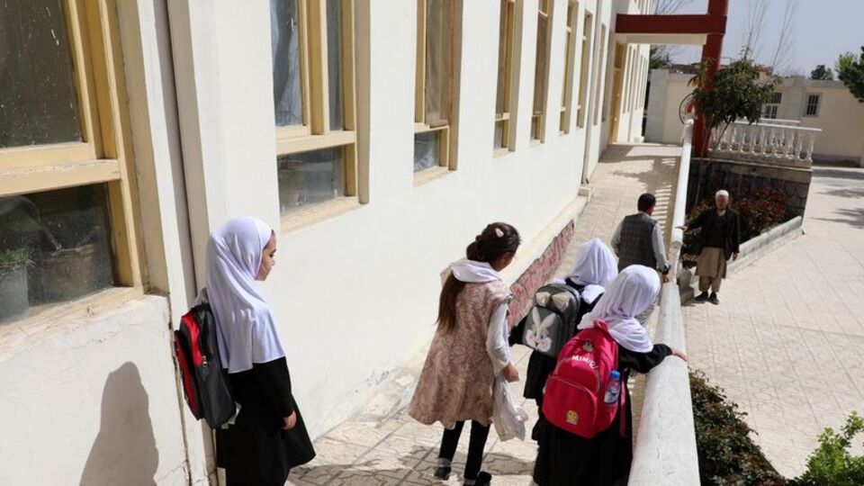 Afganistan'da kız öğrenciler gözyaşlarıyla eve döndü