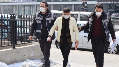 Sokakta tanımadığı iki kişiyi bıçakladı!