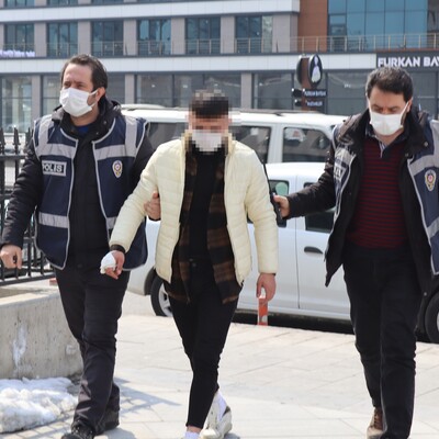 Sokakta tanımadığı iki kişiyi bıçakladı!