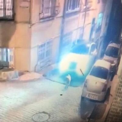 Otomobiliyle köpeğin üzerinden geçti