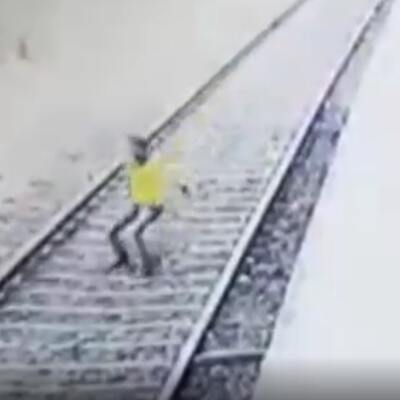 Hindistan’da polis raylara atlayan genci son anda kurtardı