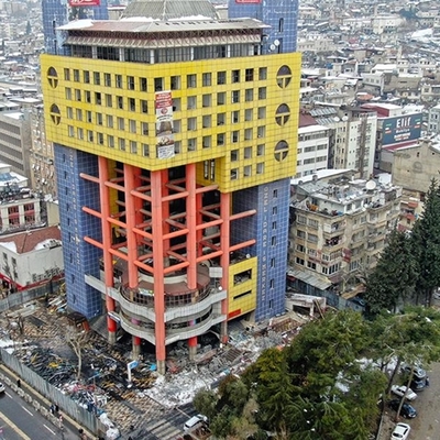 'Dünyanın en saçma binası' yıkılıyor