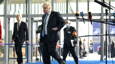 Johnson'ın NATO Zirvesi'ndeki görüntüleri gündem oldu