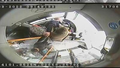 Seyir halindeki İETT otobüsünün şoförüne saldırdı. Otobüs devrilebilirdi