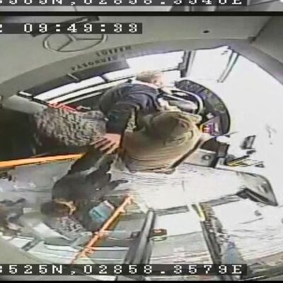 Seyir halindeki İETT otobüsünün şoförüne saldırdı. Otobüs devrilebilirdi