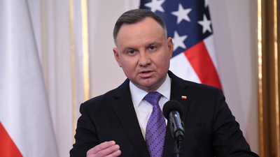 Polonya Cumhurbaşkanı Duda'yı taşıyan uçak acil iniş yaptı