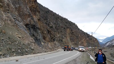 Kaya parçaları minibüse çarptı! 2 öğrenci yaralandı