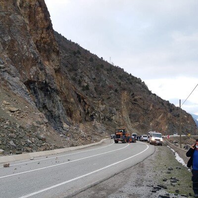 Kaya parçaları minibüse çarptı! 2 öğrenci yaralandı
