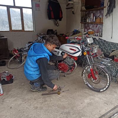 Liseli genç, hurda malzemelerden yaptı