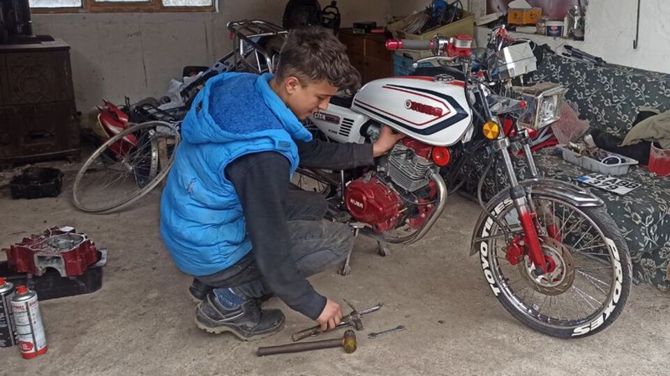 Liseli genç, hurda malzemelerden yaptı