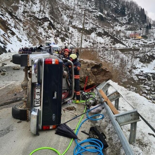 Trabzon'da kaya parçası aracın üstüne düştü!