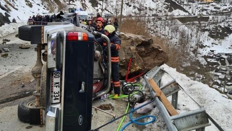 Trabzon'da kaya parçası aracın üstüne düştü!