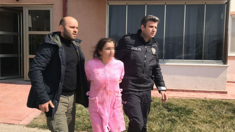 Elinin kanıyla balkona çıktı! Anne cinneti!