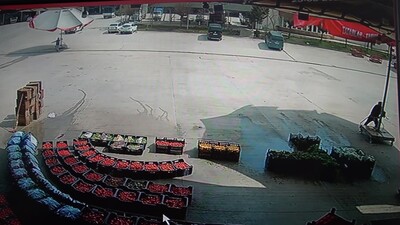 Rüzgar etkisi! Havalanan şemsiye ile sürüklendi