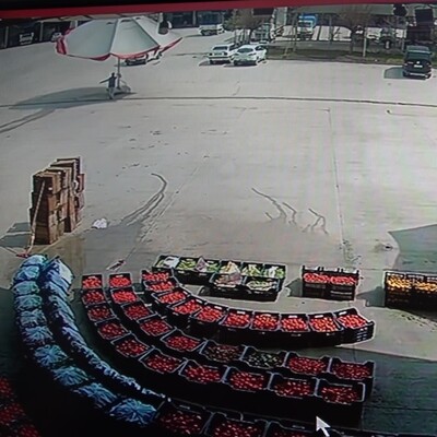 Rüzgar etkisi! Havalanan şemsiye ile sürüklendi