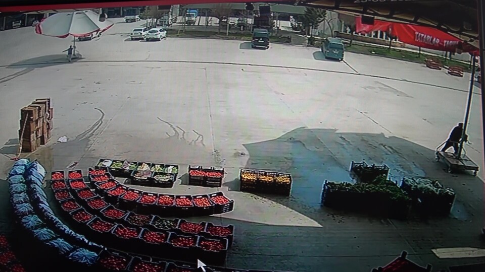 Rüzgar etkisi! Havalanan şemsiye ile sürüklendi