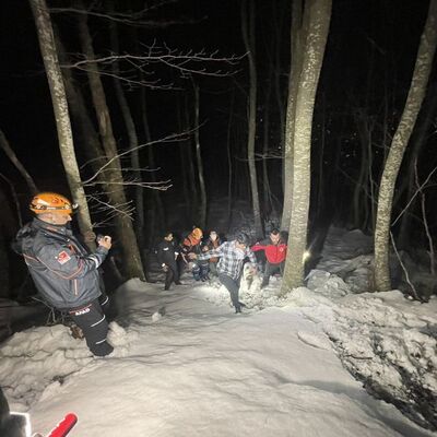 Uludağ'da düşen Türk bayrağını asıp mahsur kalan 3 genç kurtarıldı