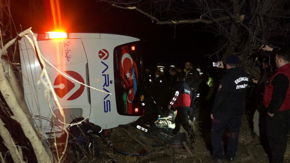 Erzincan'da yolcu otobüsü devrildi: 2 ölü, 31 yaralı