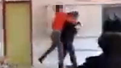 Başına poşet geçirilen kişi öğretmen değil!