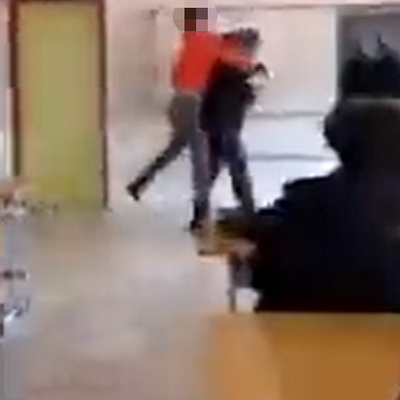 Başına poşet geçirilen kişi öğretmen değil!