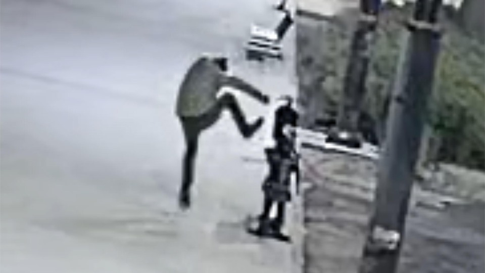 Akılalmaz saldırı! Heykelleri tek tek kırıp denize attı