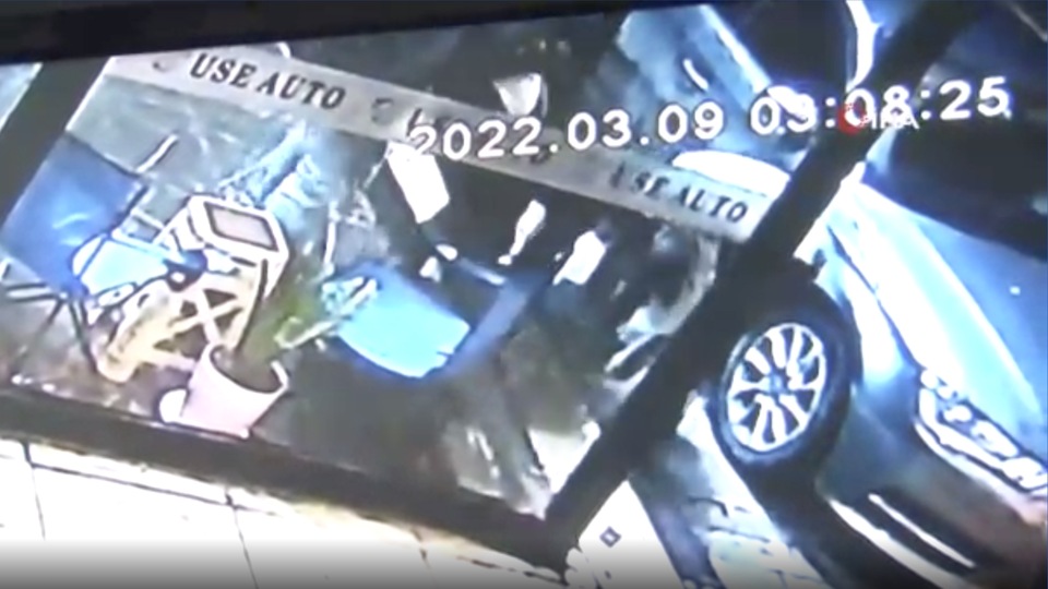 Avcılar'da bir oto galeride 2 buçuk milyon TL'lik soygun kamerada