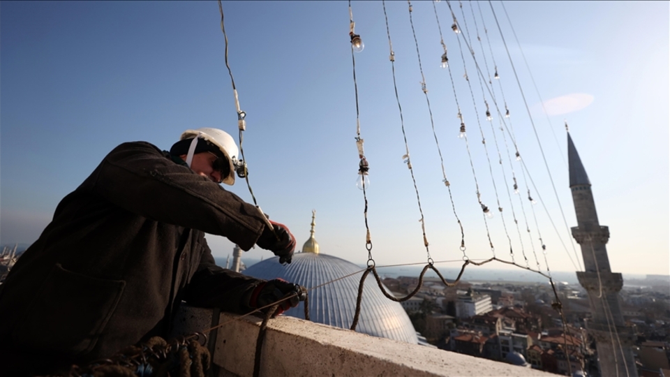 Ramazan gerdanlıkları asılıyor