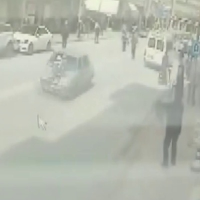 Kadın polis kaçan aracın kaputuna çıktı!