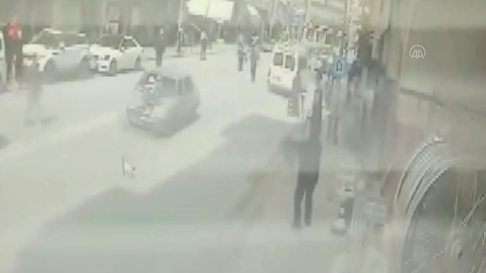 Kadın polis kaçan aracın kaputuna çıktı!