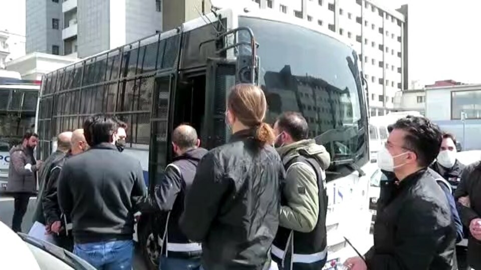 Adnan Oktar Davası'nda 50 sanığa yeniden kelepçe