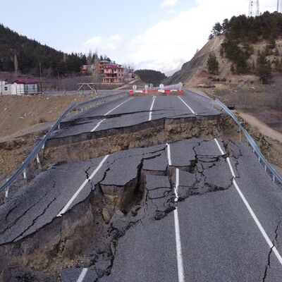 Adana'da korkutan çökme!