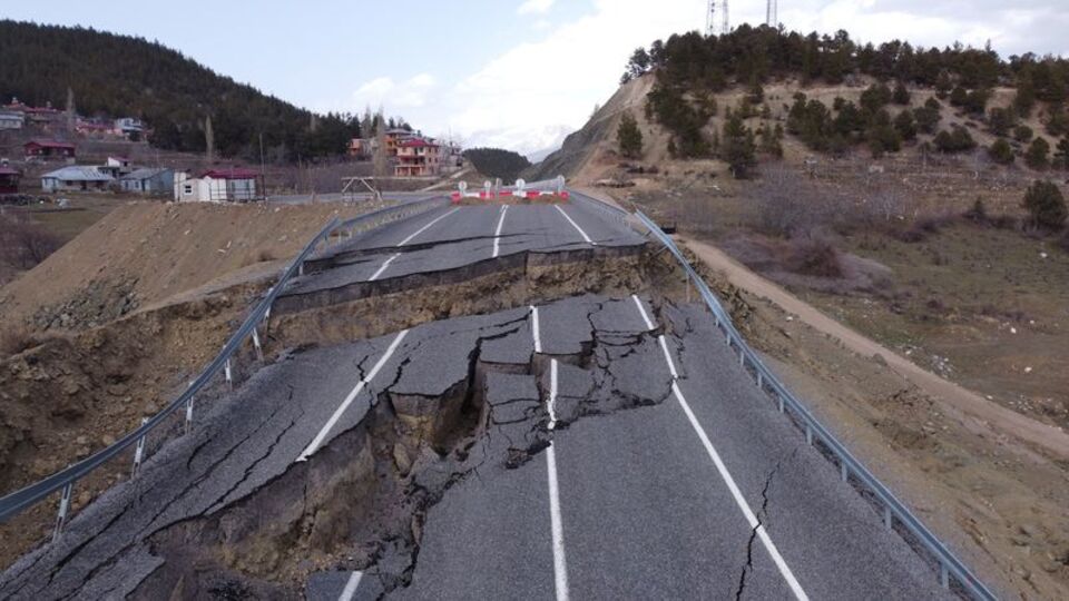 Adana'da korkutan çökme!