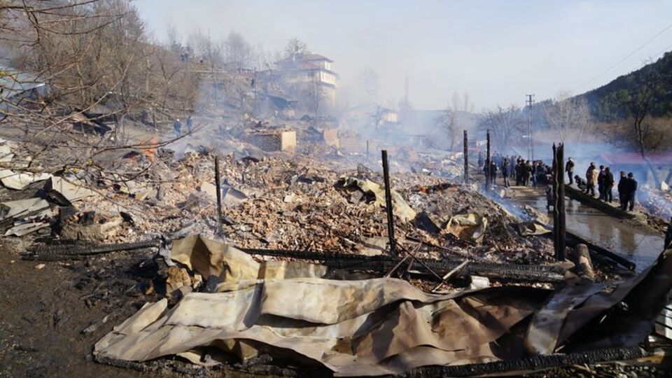Yangın faciası! Köylüleri köpek kurtardı