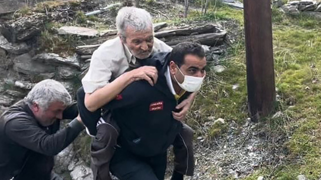 Sağlık personeli hastayı sırtında taşıdı