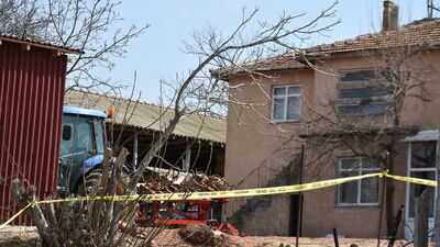 Katliam evinde takma diş ve ayak izleri!