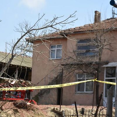 Katliam evinde takma diş ve ayak izleri!