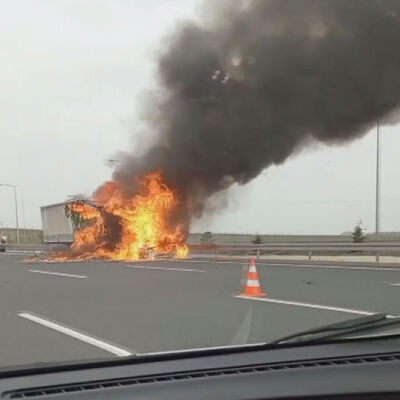 TIR'a arkadan çarptı! Araçtan çıkamadı!