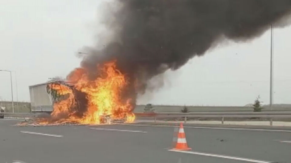 TIR'a arkadan çarptı! Araçtan çıkamadı!