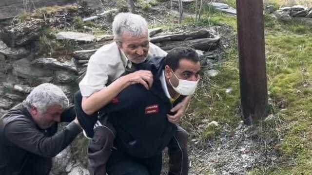 Hastayı sırtında taşıdı! O anlar böyle görüntülendi