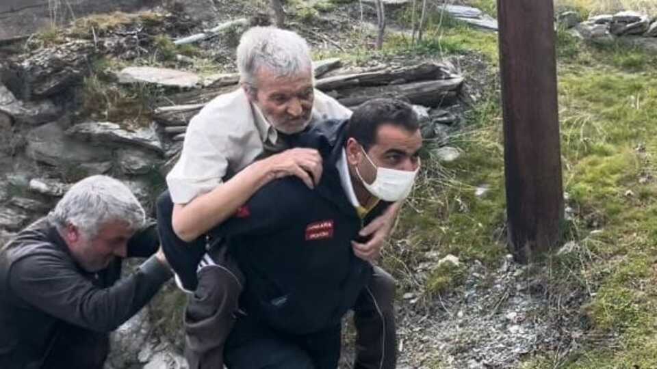 Hastayı sırtında taşıdı! O anlar böyle görüntülendi