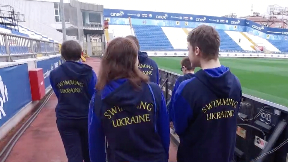 Savaş mağduru yüzücülere Ciner'den yardım eli