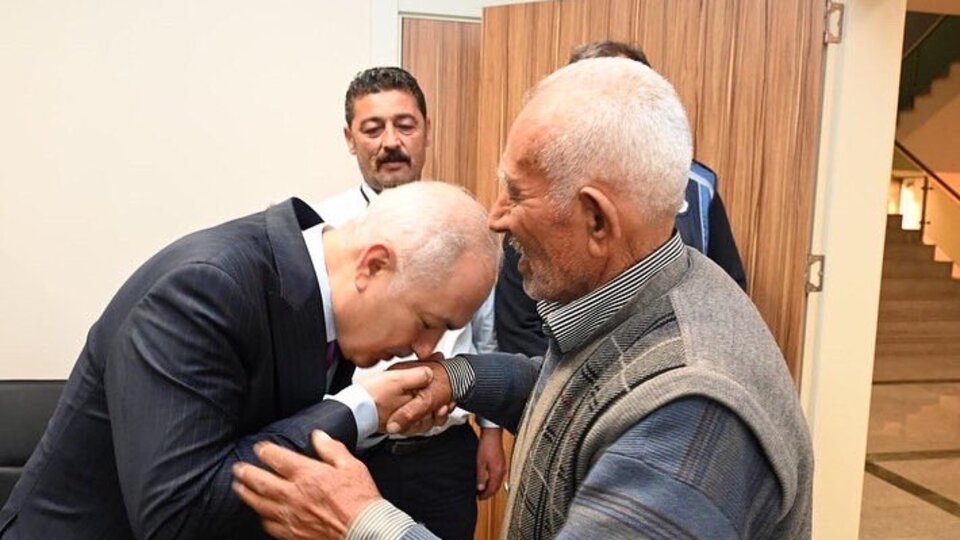 Belediye Başkanı seyyar satıcıdan özür diledi