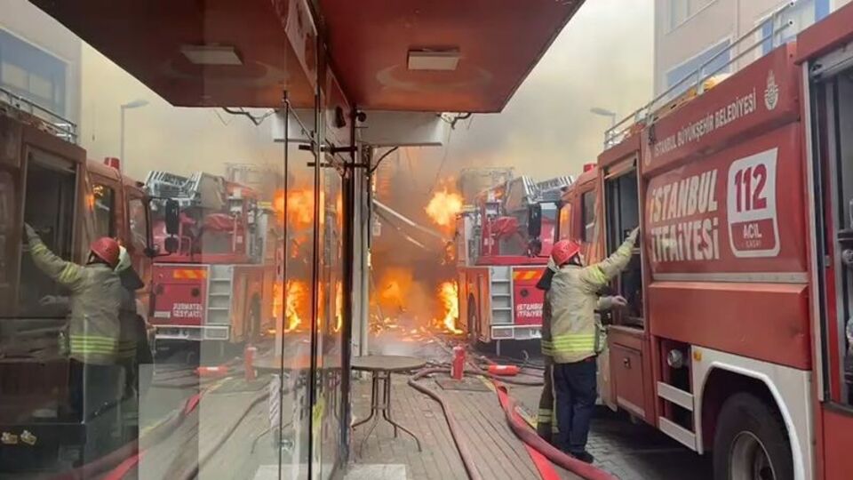 Sarıyer'de büyük yangın! Alevler itfaiye aracına da sıçradı