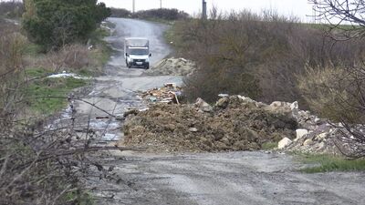Yol kaçak hafriyattan geçilmez oldu