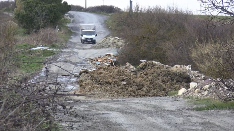 Yol kaçak hafriyattan geçilmez oldu