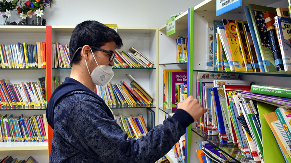 Azmiyle örnek oldu! 12 yılda 3 bine yakın kitap